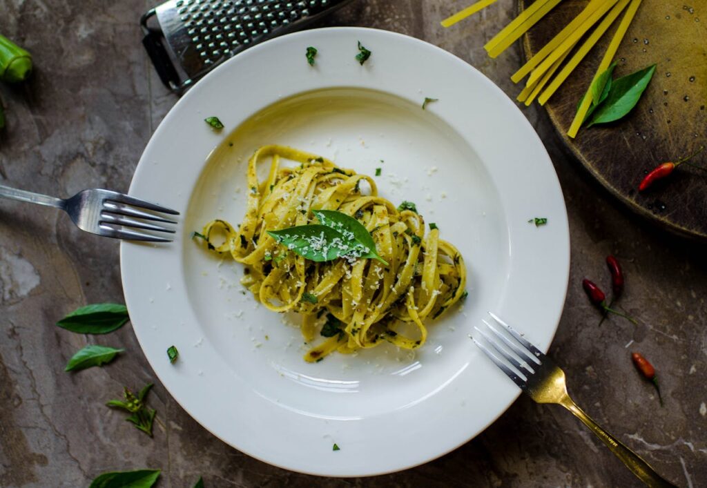 pasta med bacon og ærter